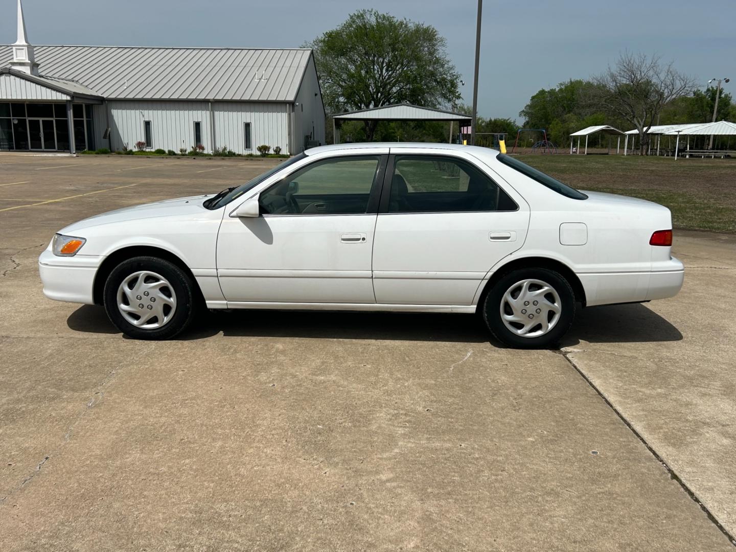 2000 White /TAN Toyota Camry LE (JT2BN22K8Y0) with an 2.2L L4 DOHC 16V engine, 4-Speed Automatic transmission, located at 17760 Hwy 62, Morris, OK, 74445, (918) 733-4887, 35.609104, -95.877060 - Photo#7